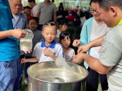 学校组织学生秋游